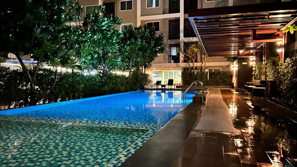 a swimming pool in the middle of a building at Peaceful Stay at MT Cozy New Room-Self Check-in เช็คอินด้วยตนเอง in Khlong Luang