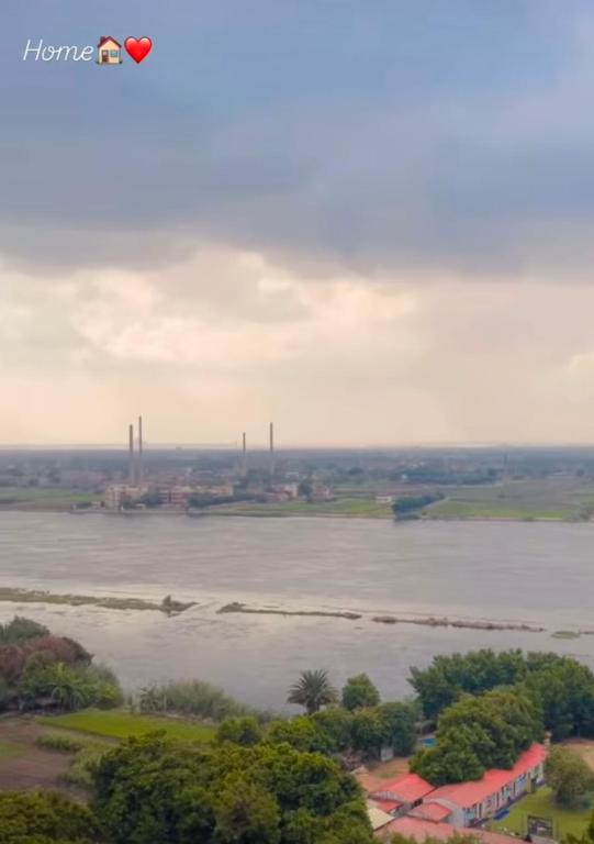 a view of a river with a city in the distance at كورنيش نيل in Jazīrat al Badrashayn