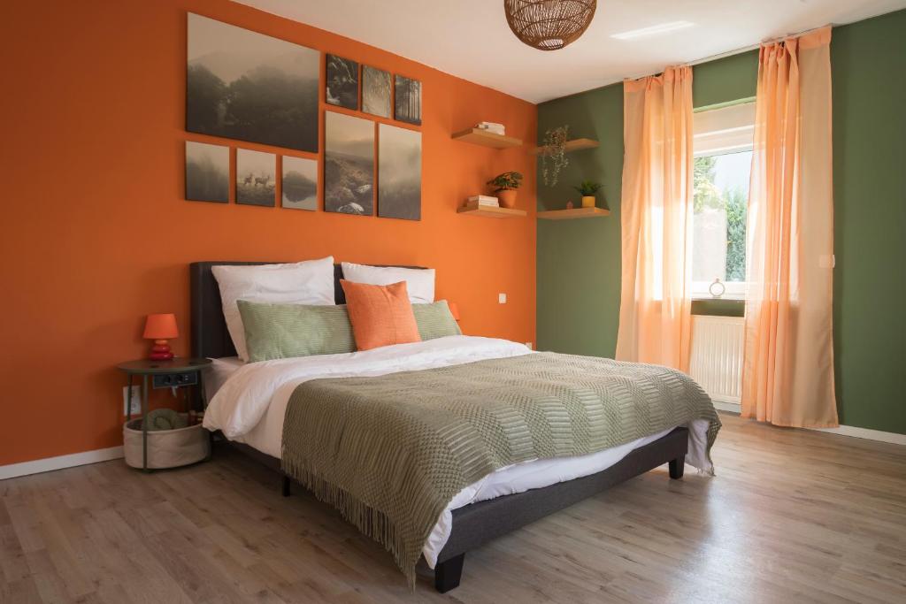 Postel nebo postele na pokoji v ubytování Das orange Haus in der Nähe Frankfurt
