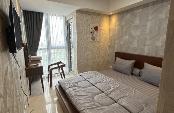 Postel nebo postele na pokoji v ubytování Apartemen modern di Gold Coast PIK