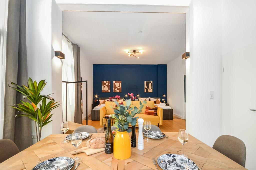 a dining room with a table and a couch at Perfekt für Gruppen - Schlafzimmer nahe Bielefeld Hbf in Bielefeld