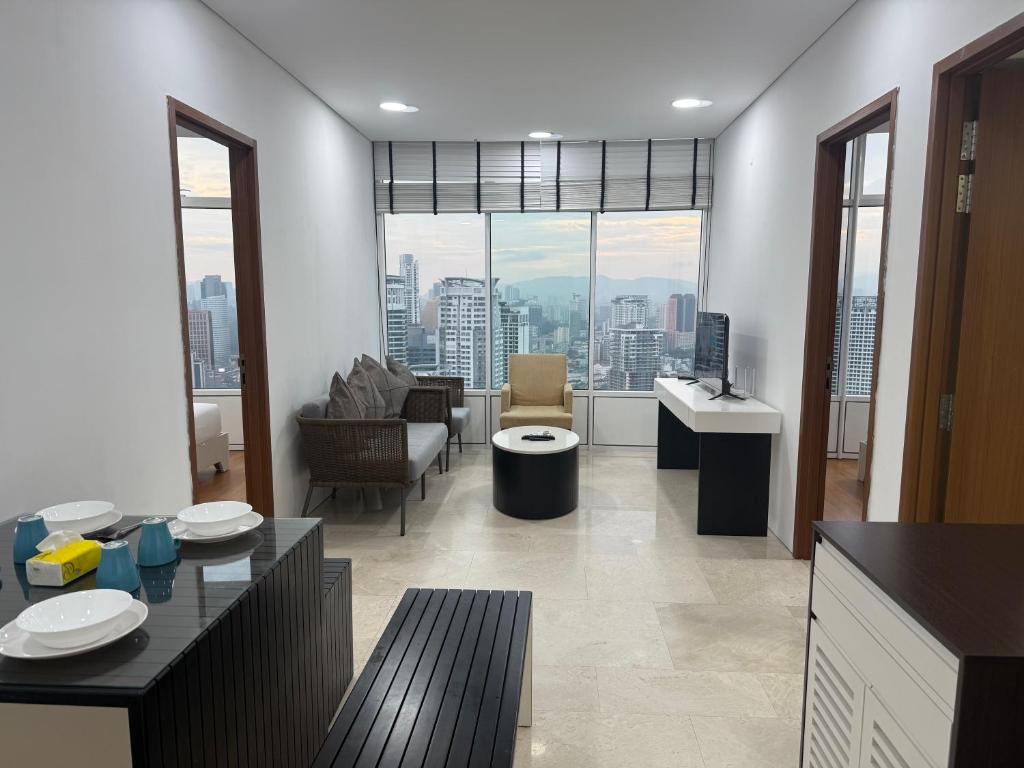 un soggiorno con vista sulla città di Sky Premium Apartment Klcc a Kuala Lumpur