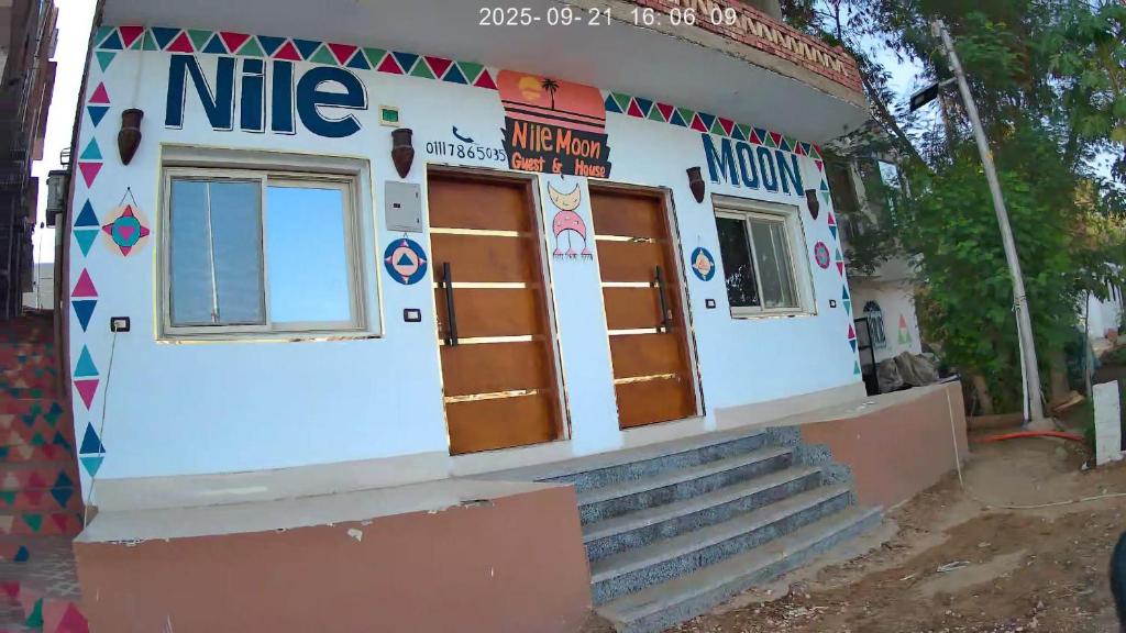 Un pequeño edificio con un cartel de noche. en Nile Moon, en Jazīrat Aswān