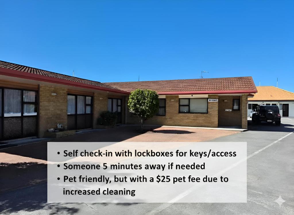 un cartel en un estacionamiento frente a un edificio en Napier Nest Motel, en Napier