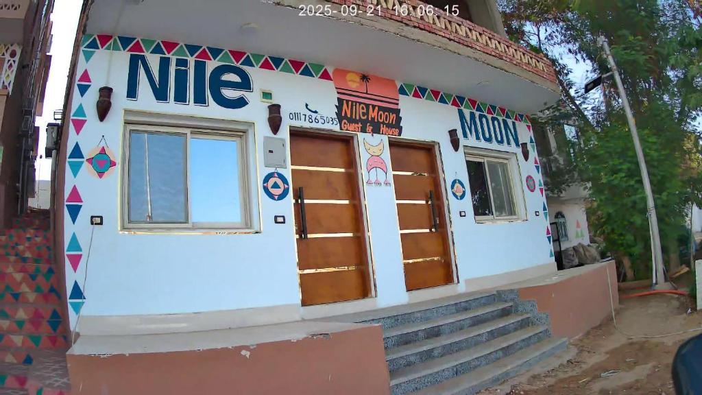 La fachada o entrada de Nile Moon