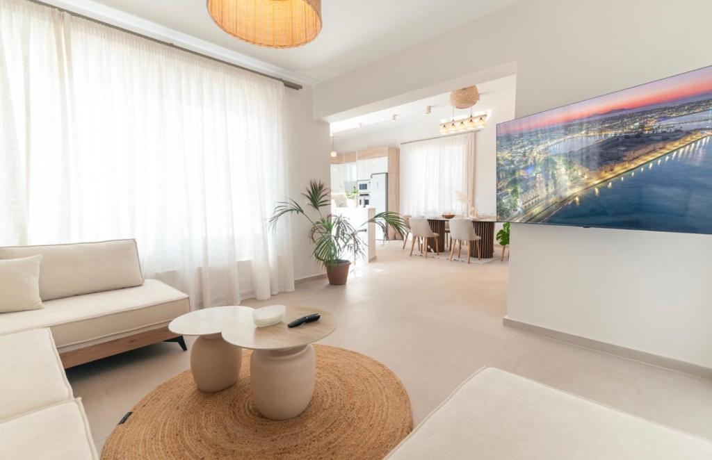 een woonkamer met een bank en een tafel bij Kosnian Villa in Zipárion