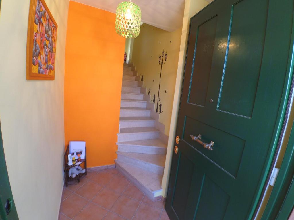 un pasillo con una puerta verde y una escalera en RoMare, tra Roma e il Mare, en Acilia