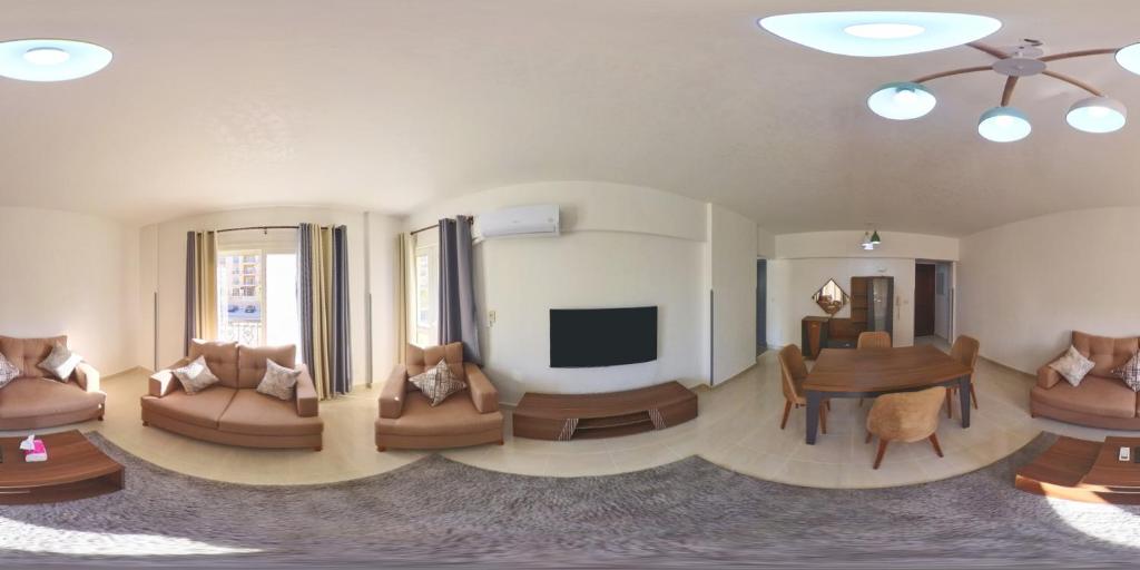 Μια τηλεόραση ή/και κέντρο ψυχαγωγίας στο Host Prime Bright Apartment