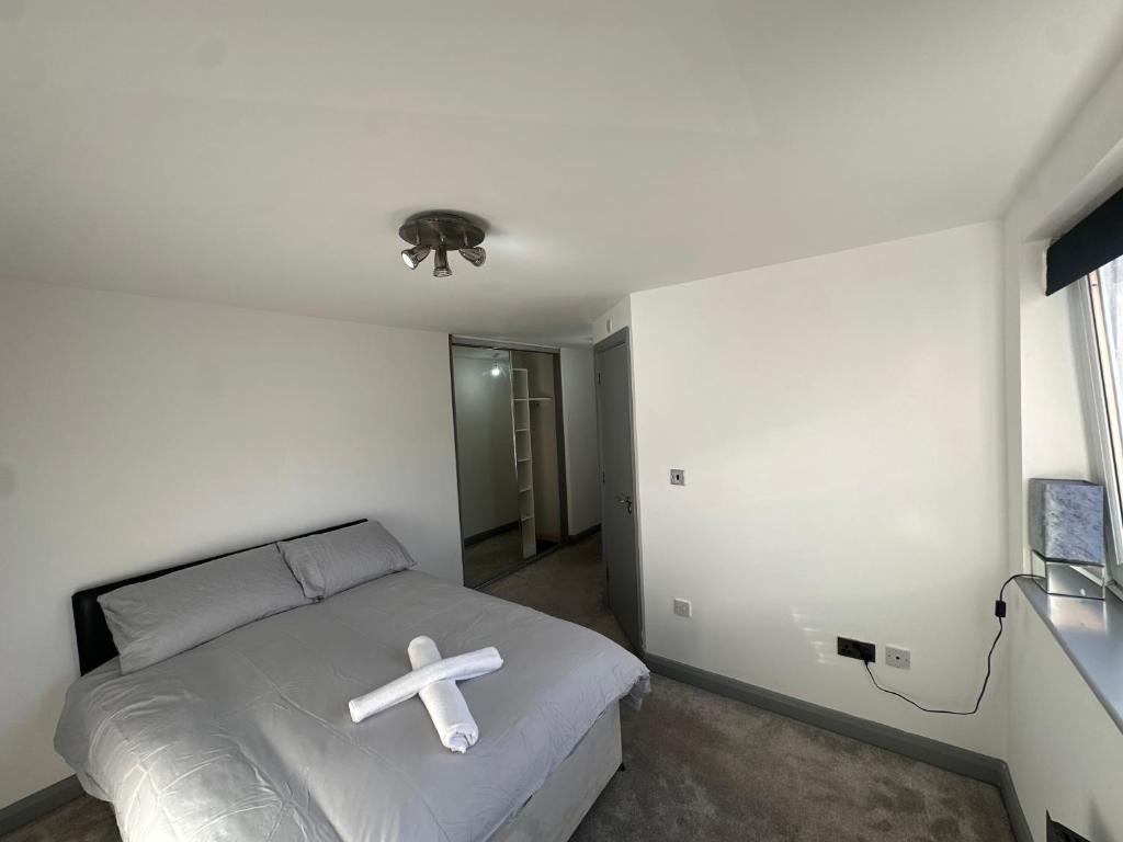 Un pat sau paturi într-o cameră la Spacious Double near City Centre