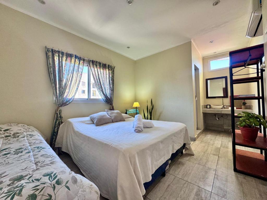 Un dormitorio con una cama grande y una ventana. en La salteñita alojamiento, en Salta