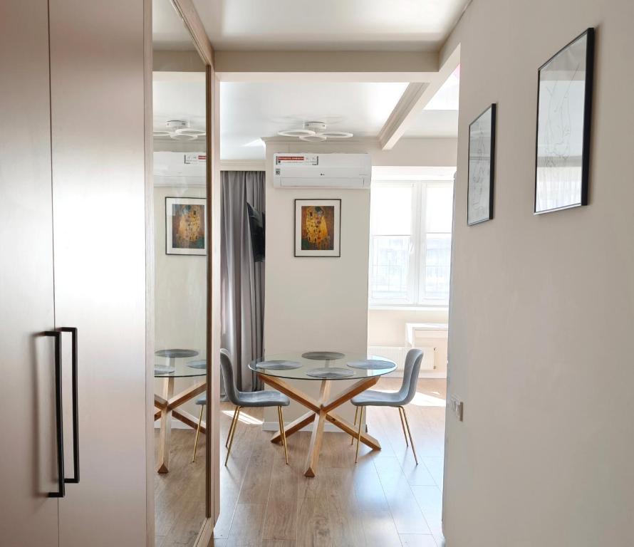 Posezení v ubytování Стильная квартира ЖК Ривьера Сити