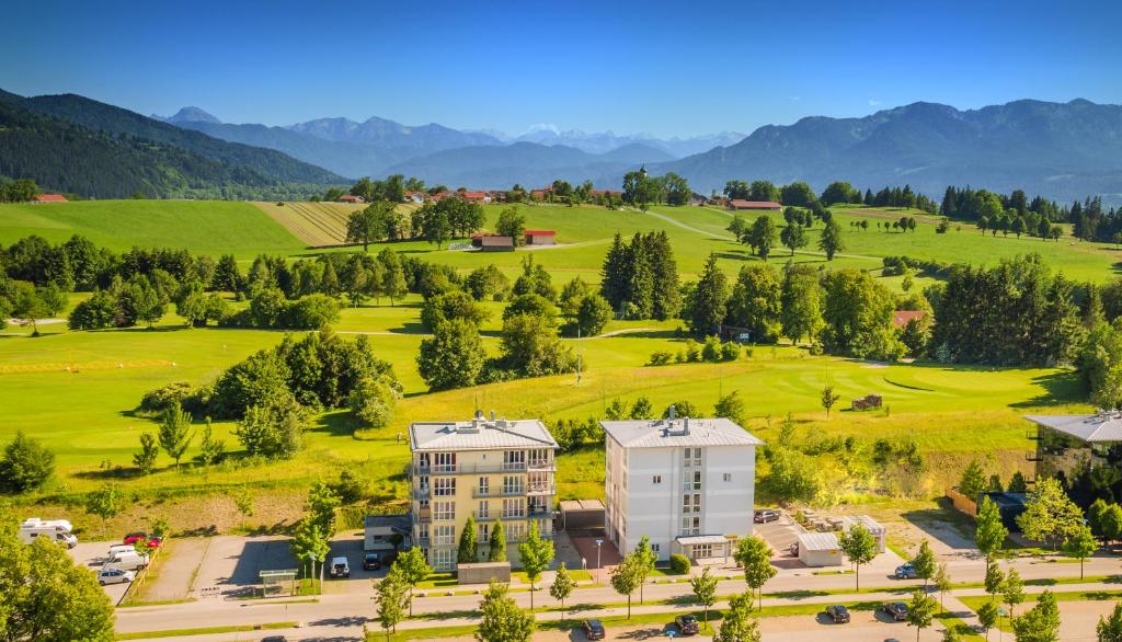 una vista aérea de un complejo con montañas en el fondo en Die Villa Bad Toelz, en Bad Tölz