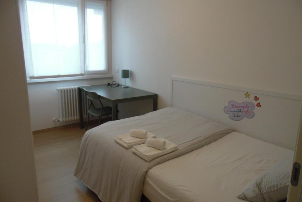 a bedroom with a bed with two towels on it at Casa Alla Veduta in Trento