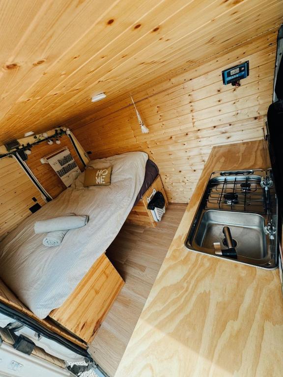 罗萨里奥港Van Ducato的一间有床和水槽的小房间