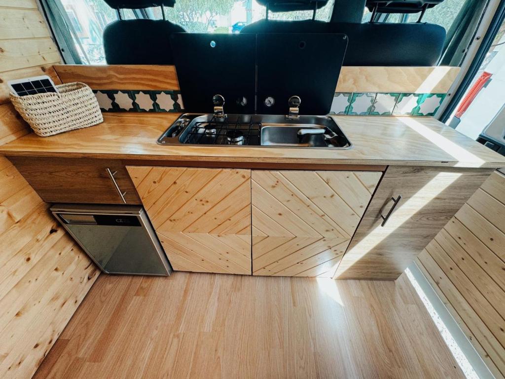 プエルト・デル・ロサリオにあるVan Ducatoの小さな家の中のシンク付きキッチン