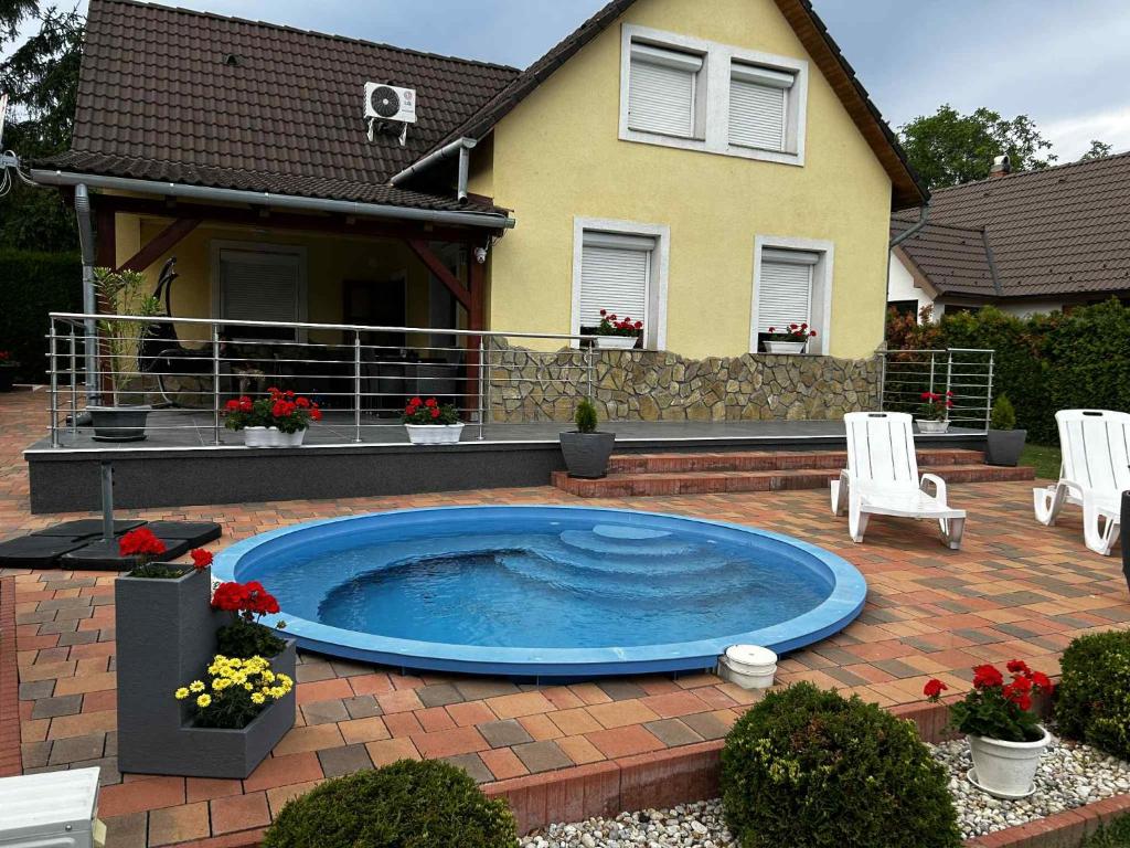 Bazén v ubytování Hegyalja Apartmanház nebo v jeho okolí