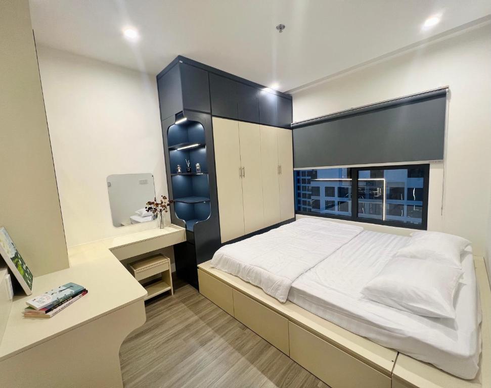 Long BìnhGrace Home Airb&b Apartment的卧室里有一张带黑色床头板的大床