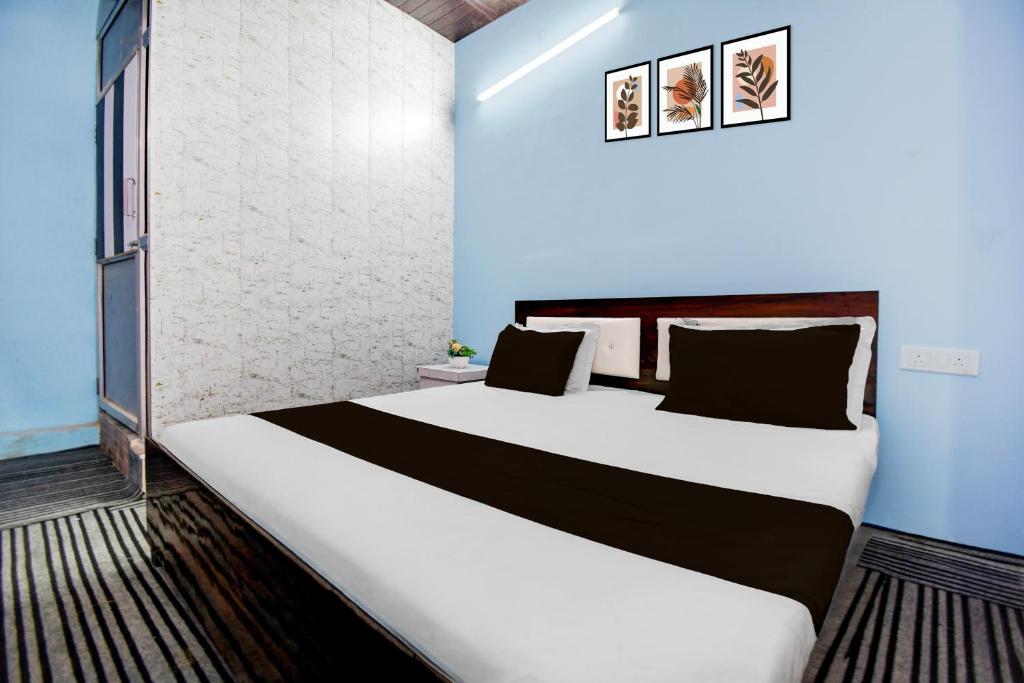 Ένα ή περισσότερα κρεβάτια σε δωμάτιο στο Hotel O Aashirwad Banquet And Restaurant