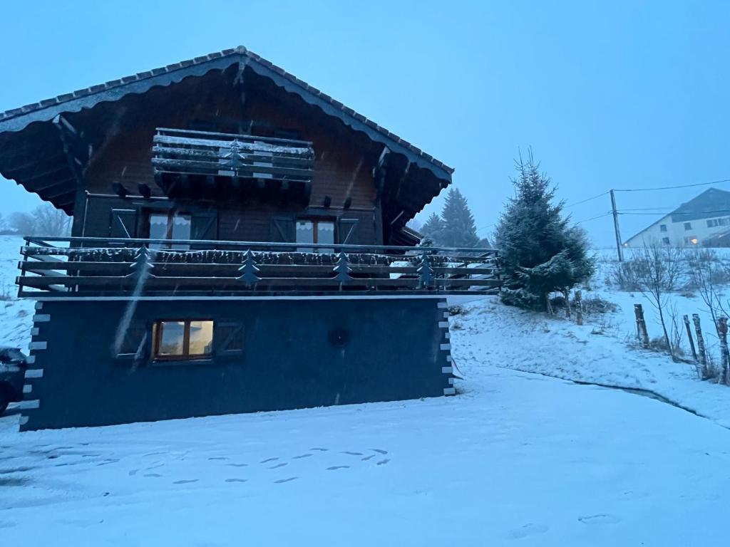 ein Haus mit Schnee auf dem Boden davor in der Unterkunft Chalet Les Sapins sauna au pied des pistes in La Bresse