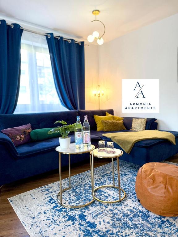 Hotel # Deluxe Living # Nürnberg, a living room with a blue couch and two tables at # Deluxe Living # Nürnberg in Nuremberg