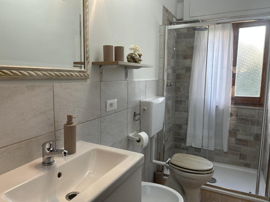 un bagno con lavandino, WC e doccia di La Sosta del Viaggiatore a Sulmona
