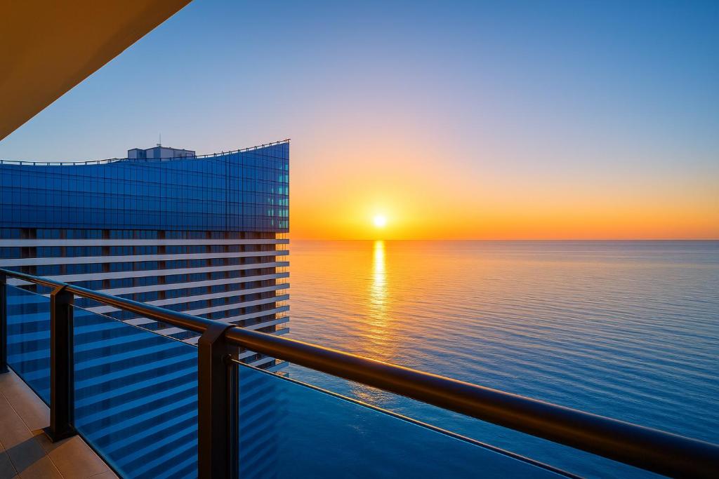 Blick auf das Meer von einem Kreuzfahrtschiff bei Sonnenuntergang in der Unterkunft Orbi City VIP Apartments In Batumi Center in Batumi