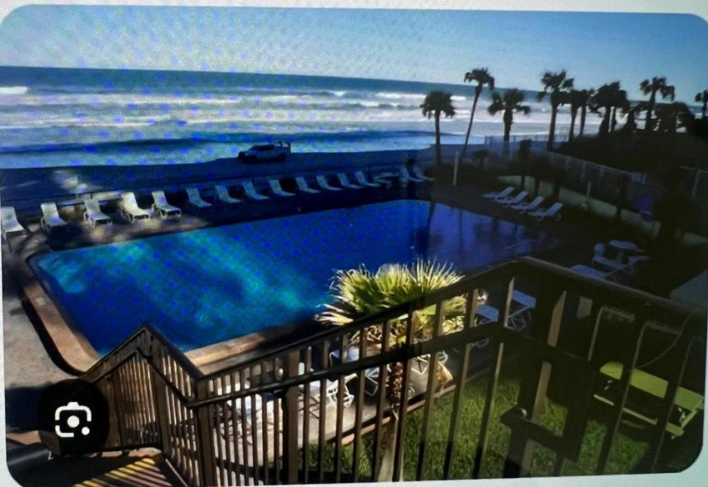 デイトナビーチにあるOceanside apartment with Seaview 803のスイミングプールとビーチの景色を望めます。