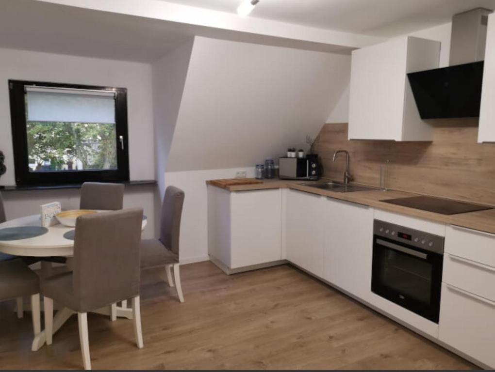 Una cocina con una mesa y un comedor. en R&A Monteurzimmer, en Oberhausen