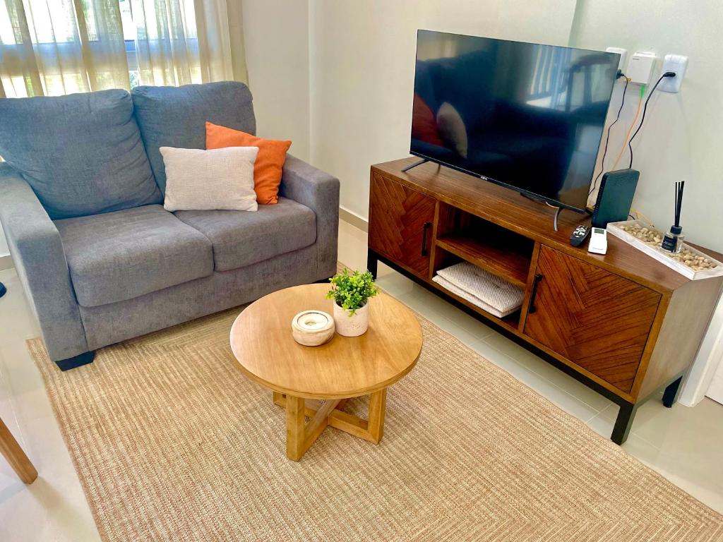 a living room with a couch and a coffee table at Departamento de 1 habitación con amenities, cerca del eje corporativo in Fernando de la Mora