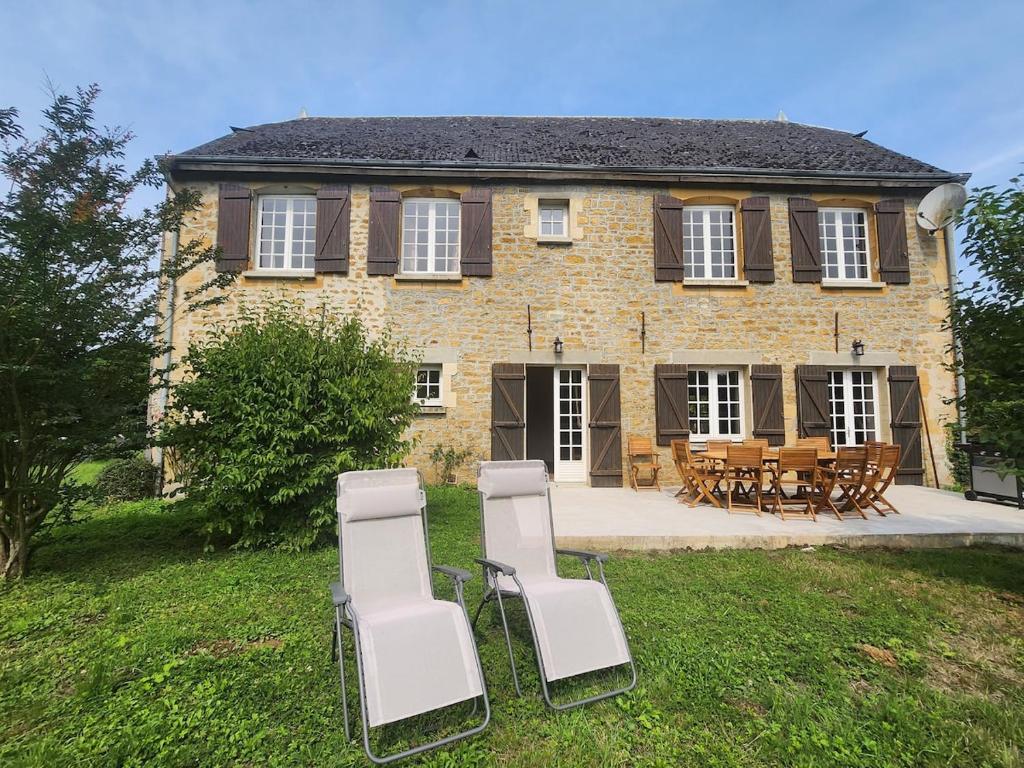 バゼイユにあるGite rural Lamécourt - 12 personnesの家の前に座る椅子