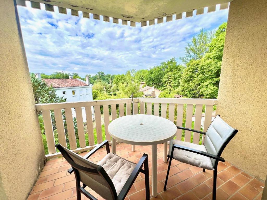 CazaubonにあるApartment in Barbotan-les-Thermesのバルコニーにテーブルと椅子が置かれたパティオ