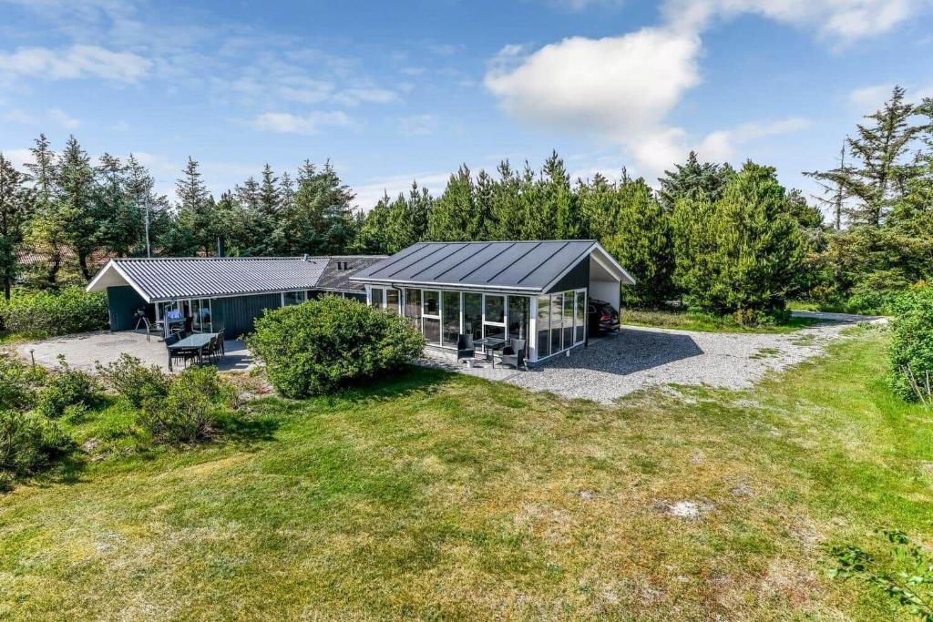 Το κτήριο όπου στεγάζεται  η παραθεριστική κατοικία