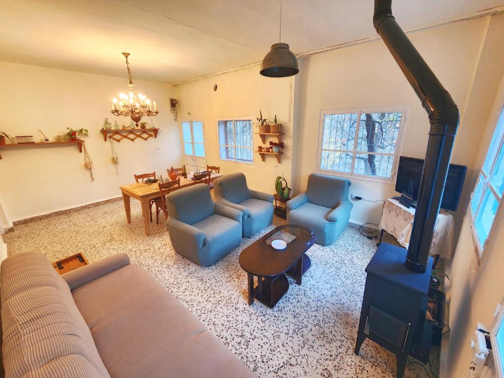 un soggiorno con divano, sedie e piano cottura di Kadisha River House a Bcharré