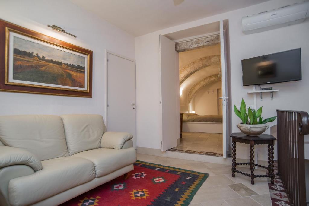 Televízia a/alebo spoločenská miestnosť v ubytovaní Palazzo Degli Olivi
