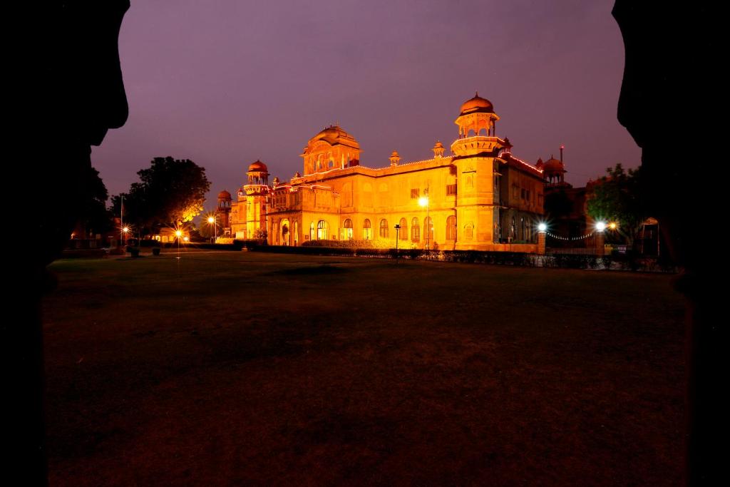 un gran edificio iluminado por la noche en The Lallgarh Palace - A Heritage Hotel, en Bikaner