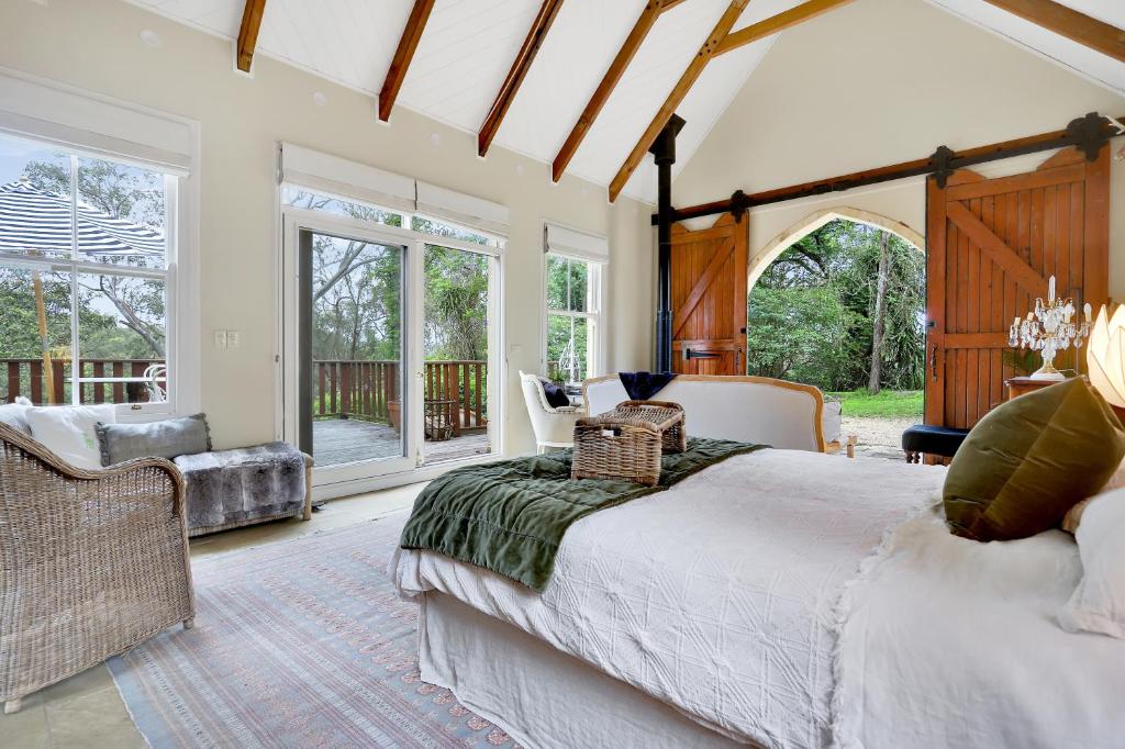 een slaapkamer met een bed en een woonkamer bij Stone Guest House Ebenezer in Ebenezer