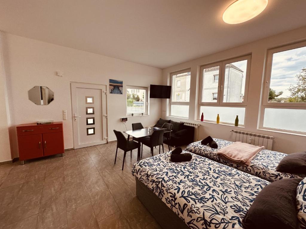 een hotelkamer met een bed, een tafel en stoelen bij Zur schönen Aussicht I 35 I Charmant I Am Feld in Dortmund