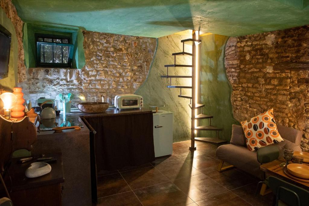 Una habitación con cocina y sala de estar. en Rustico di charme, en Fiano Romano