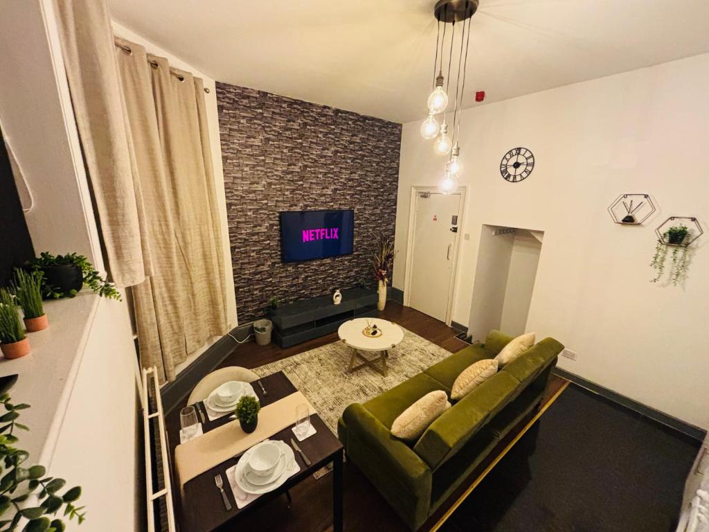 TV a/nebo společenská místnost v ubytování City Centre Retreat, With Air Hockey