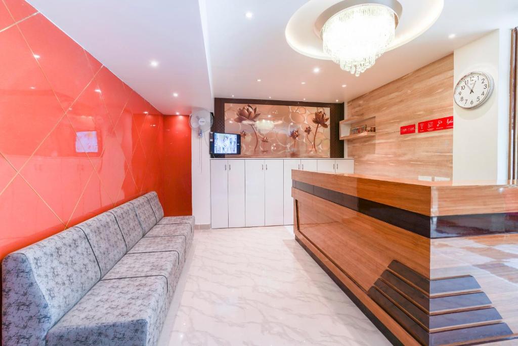 Η κουζίνα ή μικρή κουζίνα στο Hotel O Raghavendra Residency