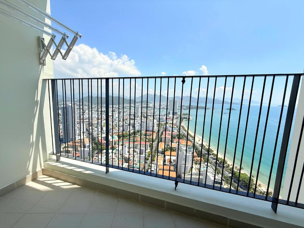 un balcón con vista al mar en Apartment Seaview, en Nha Trang