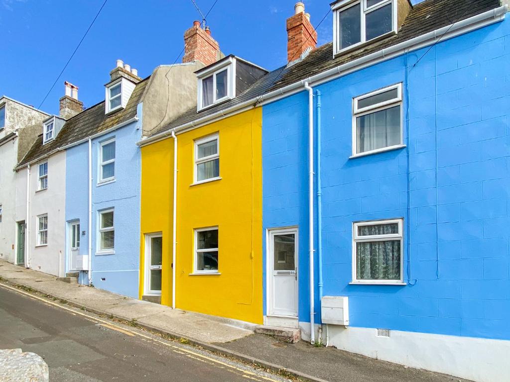 eine Reihe bunter Häuser in einer Straße in der Unterkunft Mallams Art House in Castletown