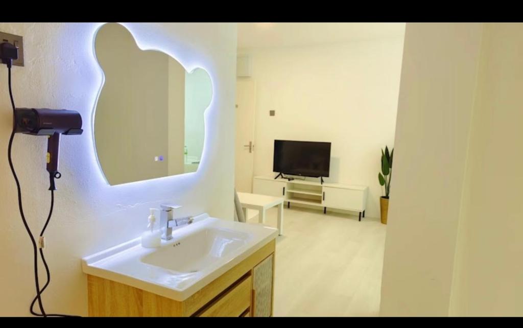 TV a/nebo společenská místnost v ubytování Town city 3 Bedroom Apartment