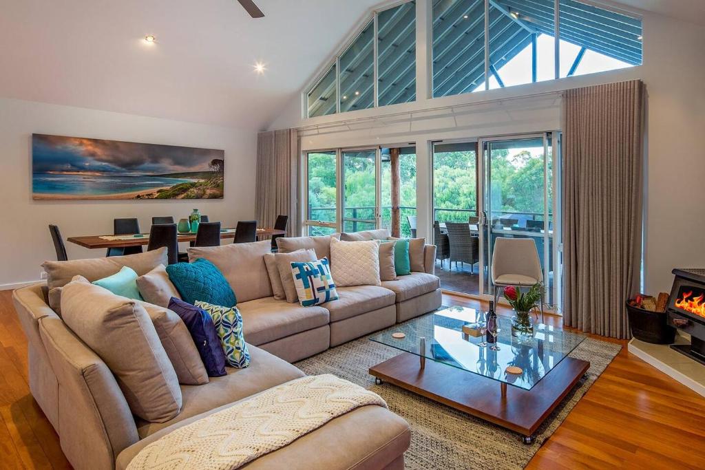 Χώρος καθιστικού στο Sky View - Elevated Estate with Resort-Style Pool