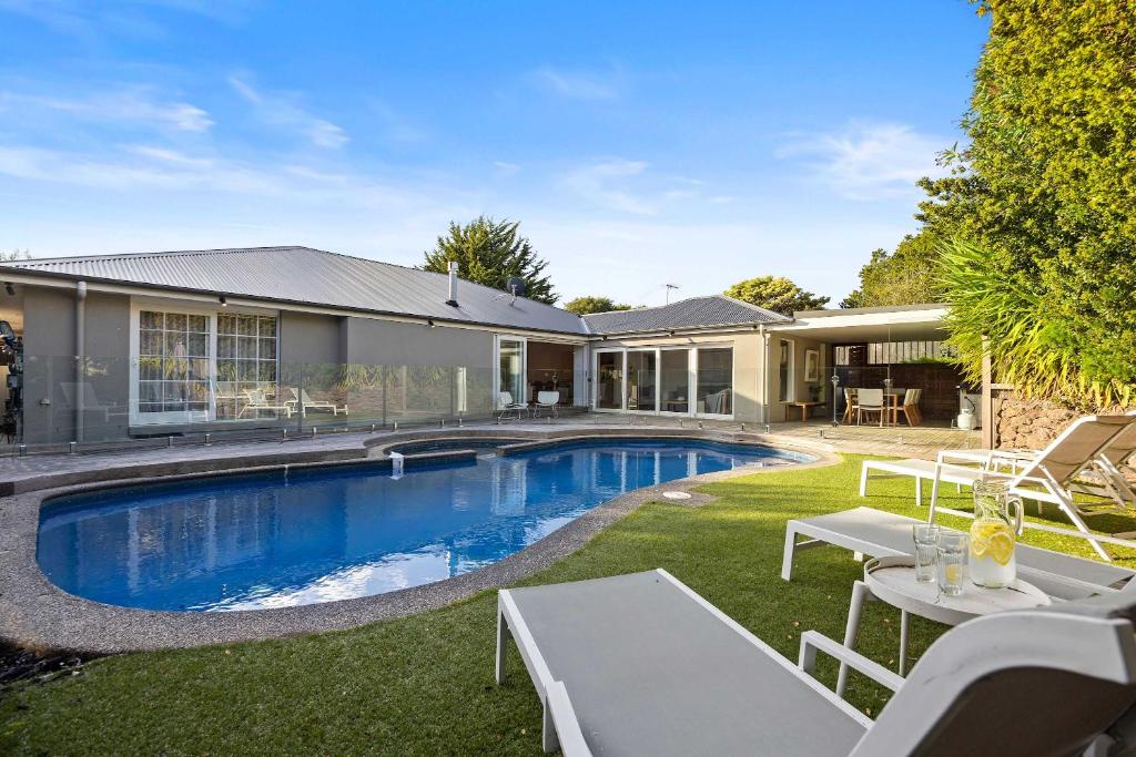 Casa del Sol Heated Pool & Spa في سورينتو: منزل به حوض سباحة في الفناء