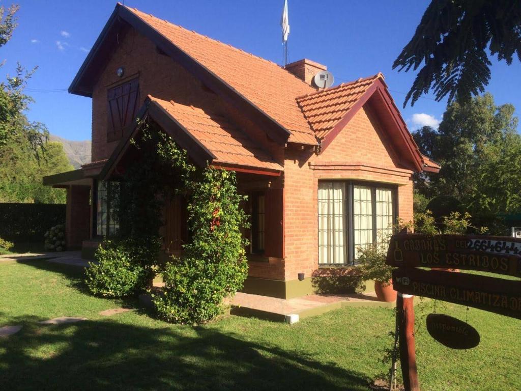 a small house with a sign in front of it at Cabaña Los Estribos 1 in Merlo