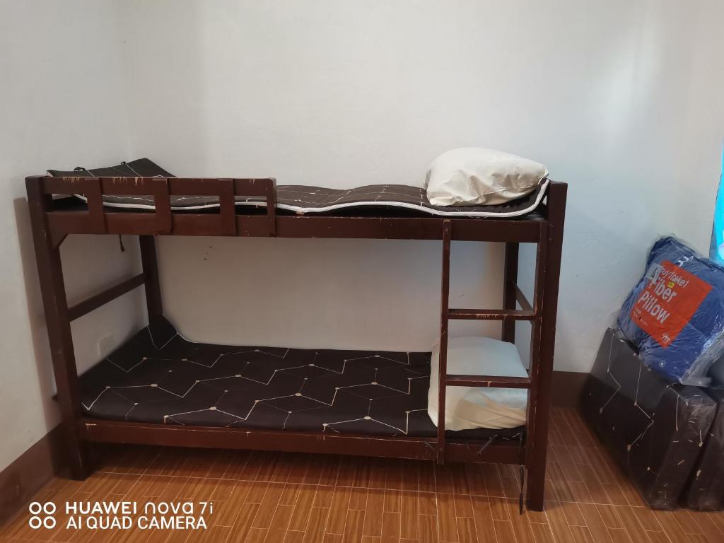 Ce lit superposé se trouve dans une chambre située à côté d'un mur. dans l'établissement Ollie's Place, à Alcoy