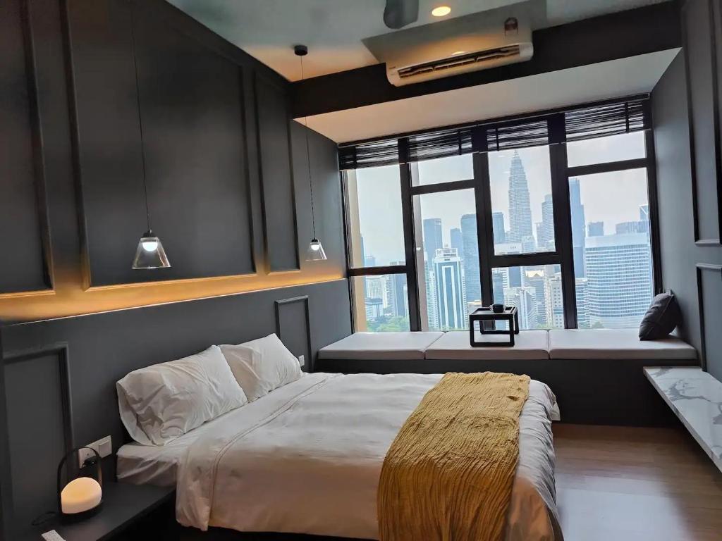 ein Schlafzimmer mit einem großen Bett mit einem großen Fenster in der Unterkunft Ceylonz Suites, Bukit Bintang, Kuala Lumpur in Kuala Lumpur