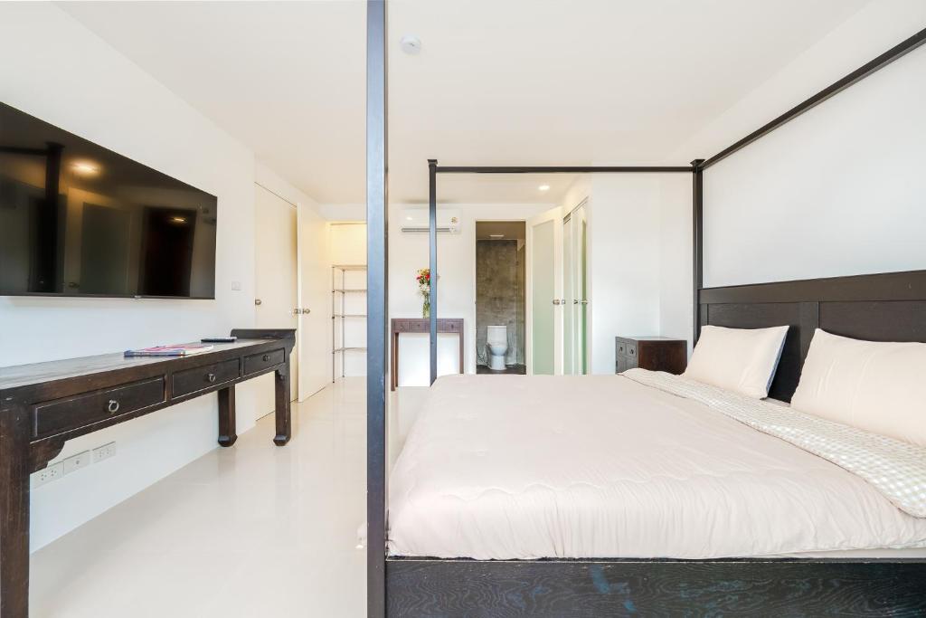 Una cama o camas en una habitación de Savaan Patong