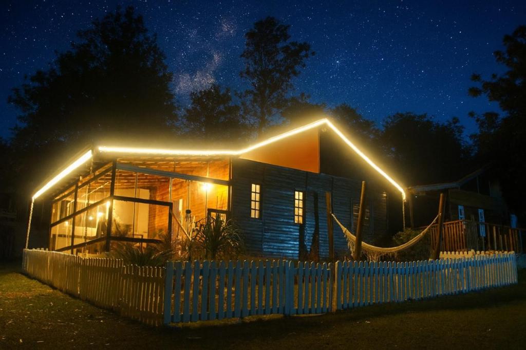 una casa con luci sui lati di notte di Chalé em Itu Aconchego e Diversão para Família e Pets a Itu
